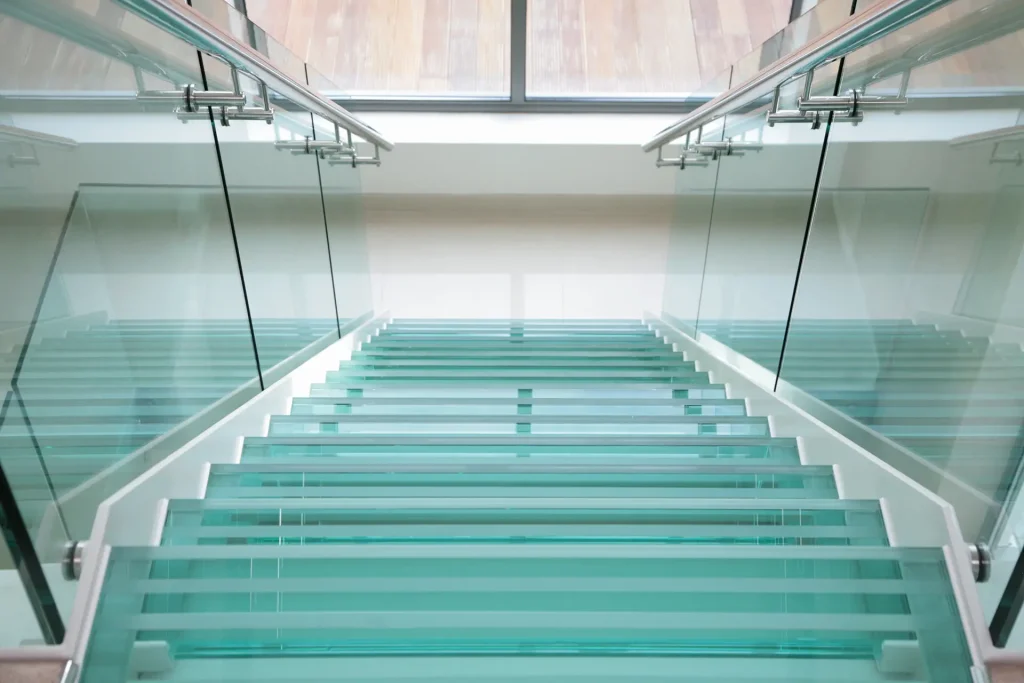escaliers en verre, produits en verre sur mesure, aménagement intérieur et extérieur