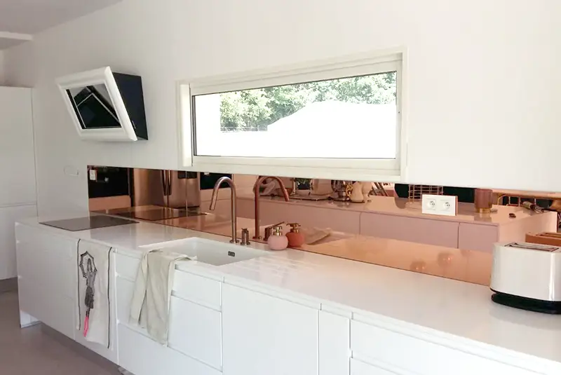 crédence en verre cuivré sur mesure pour cuisine moderne architecte rosée