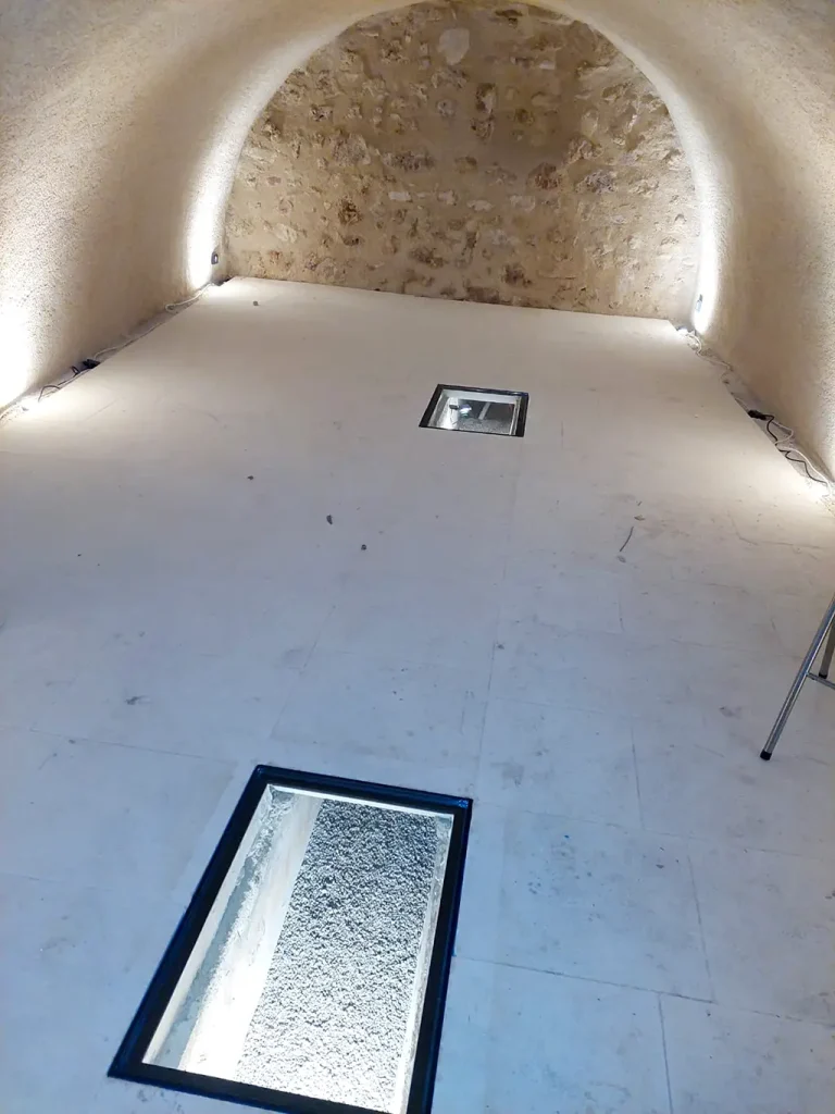 dalle de sol en verre sécurit trempé découpe sur mesure - cave voutée avec lumière
