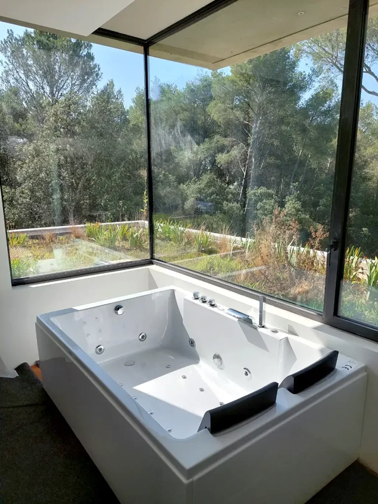 fenêtre bord à bord sur mesure réalisé dans un spa