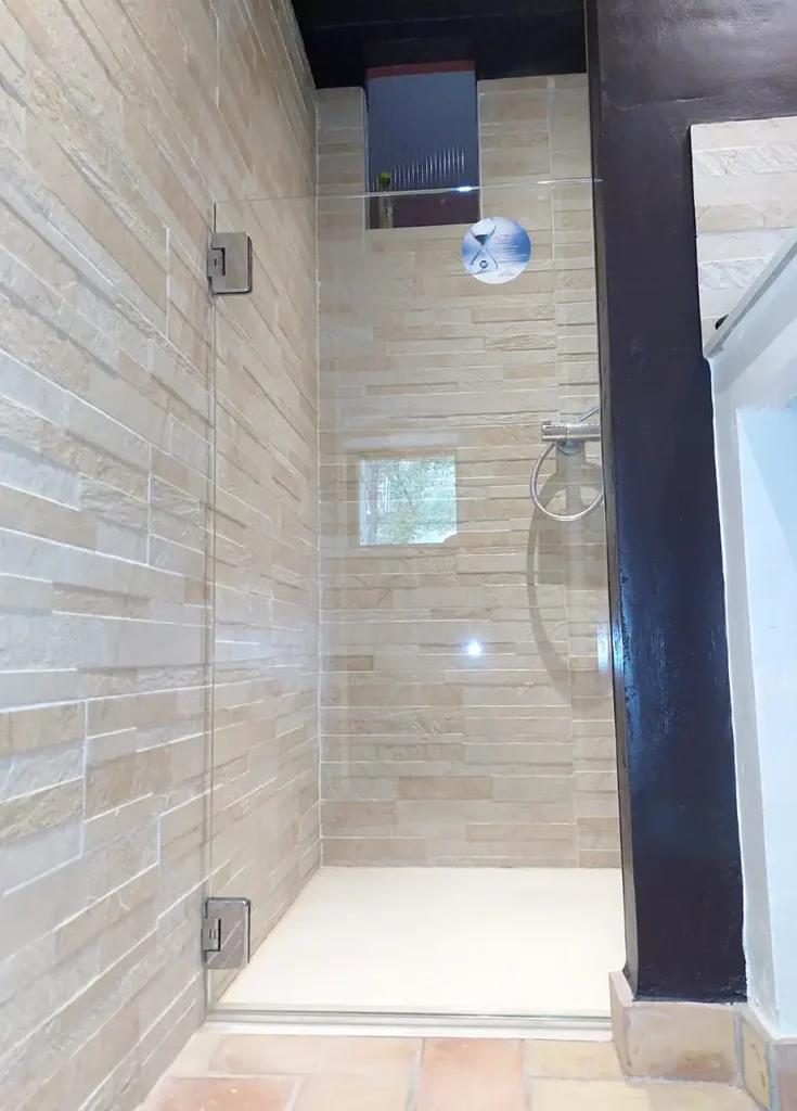porte de douche en verre sur mesure - montage réalisé par nos équipes
