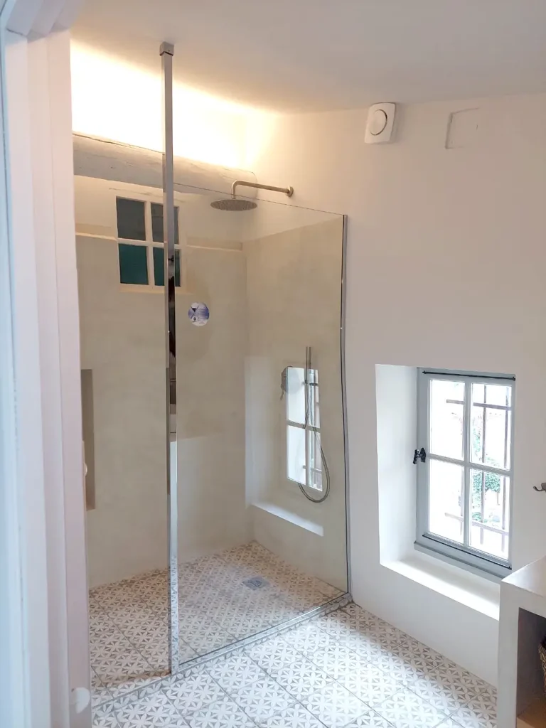 pare-douche en verre réalisé sur mesure dans une douche italienne