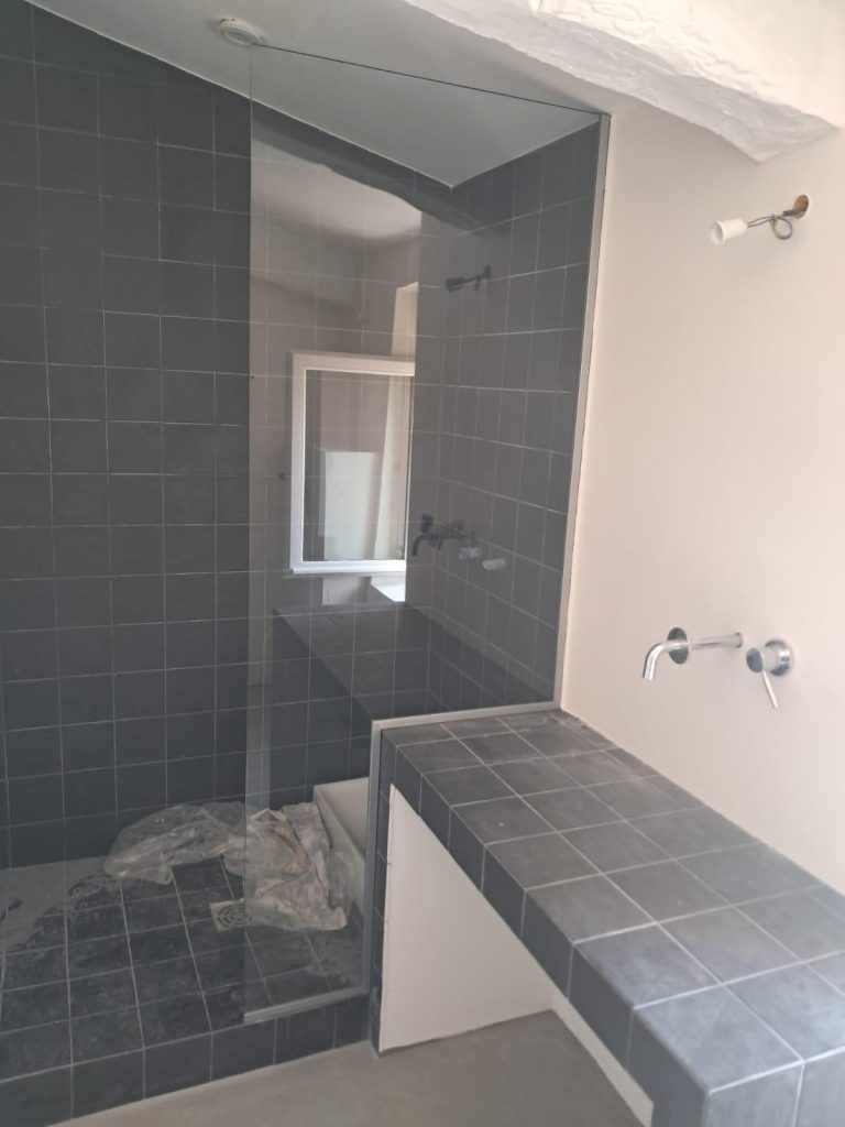 paroi de douche sur pan incliné