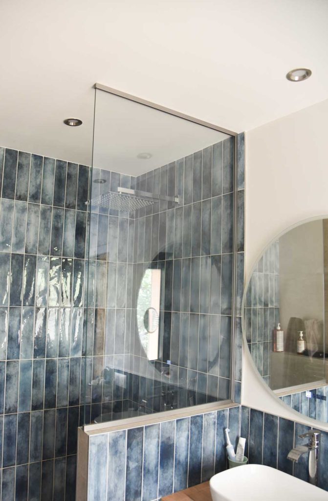 avm miroiterie vitre de douche qualité fabrication sur-mesure adapté professionnalisme savoir-faire