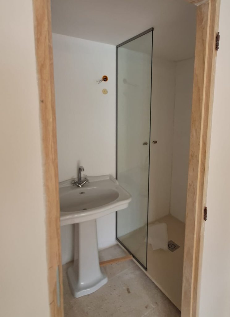 Pare-douche rectangulaire aux bords en inox