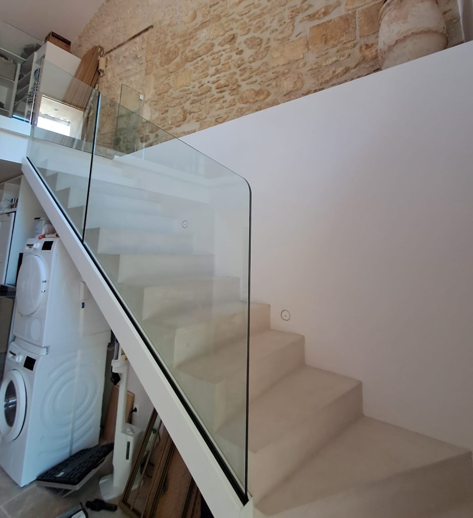 Garde corps en verre pour maison moderne, bouts arrondis