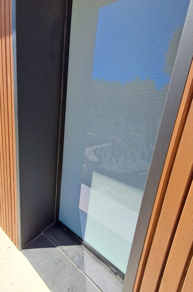 Pose d'une fenêtre aux stores intégrés