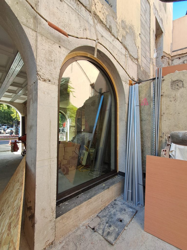 Pose d'une fenêtre sur un chantier, réalisé sur-mesure