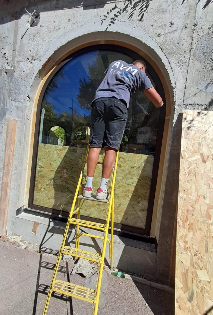 Pose d'un fenêtre en arrondis sur chantier, sur-mesure