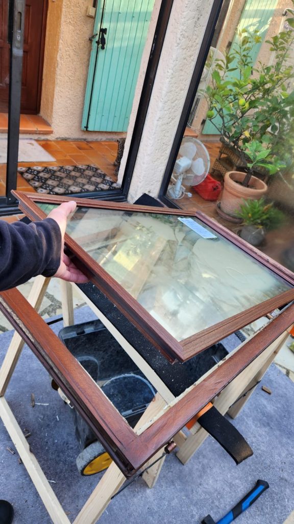 Fourniture et pose de vitrages de rénovation sur des menuiseries bois à Aix en Provence