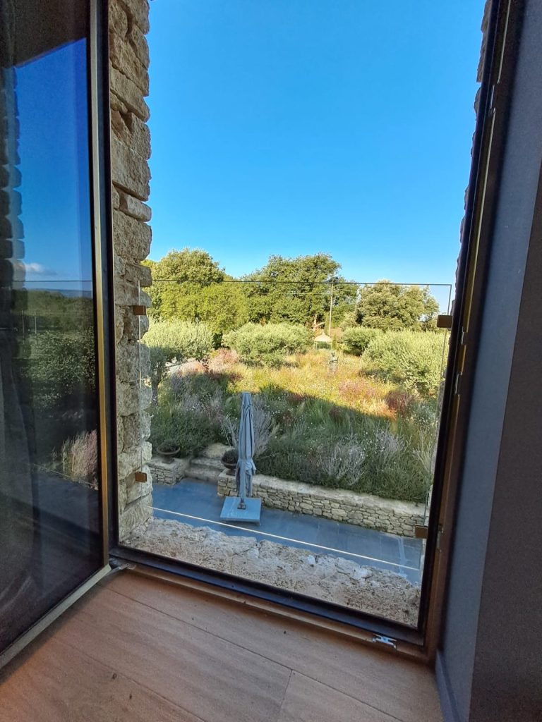 Protection d'une ouverture par un garde corps maintenu avec des pinces à Saint Rémy de Provence
