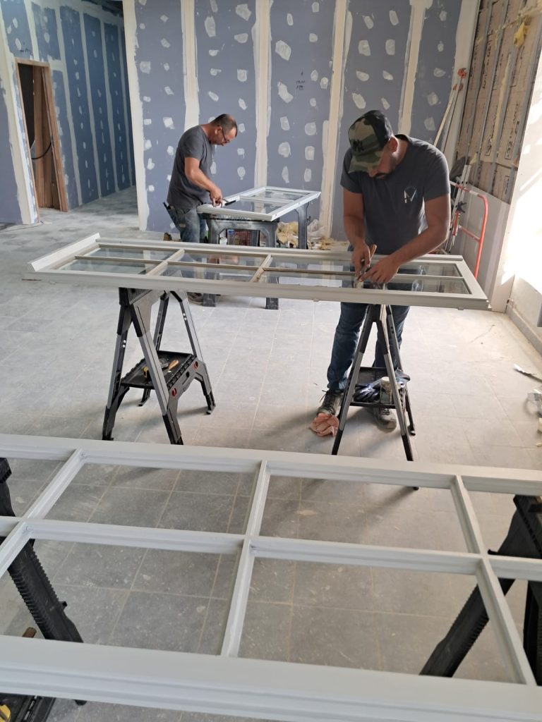Rénovation de menuiserie en bois à Marseille avec des verres mastiqués à l'ancienne