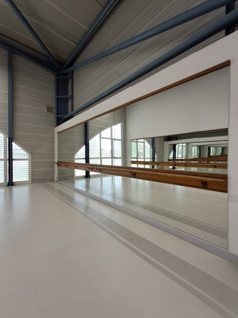 Fourniture et pose de miroirs dans une salle de danse à Avignon