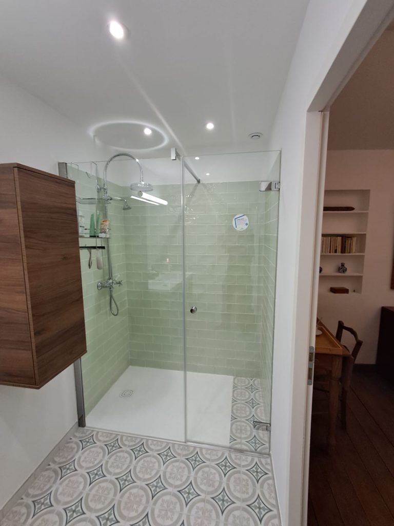 Réalisation d'une douche sur mesure avec du verre trempé anti-calcaire à L'isle sur la Sorgue