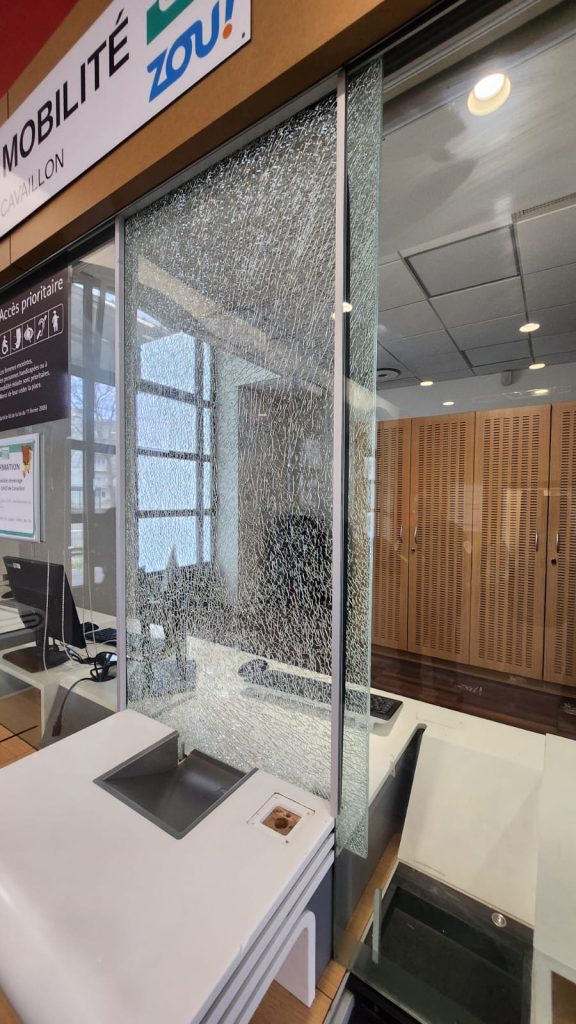 Remplacement d'un verre sur un guichet de la gare de Cavaillon